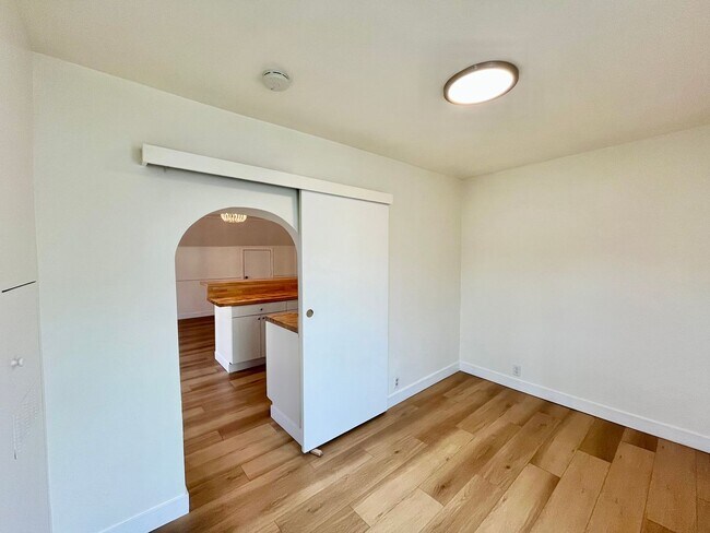 Building Photo - Upstairs 2 Bedroom Apartment with Arched D...