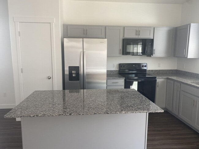 Building Photo - Single Family Home on Riverside.