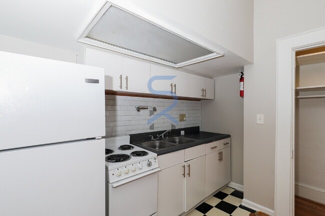 Building Photo - 920 Greenwood Ave NE