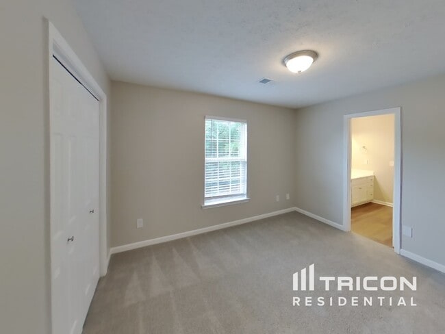 Building Photo - 283 Iris Dr