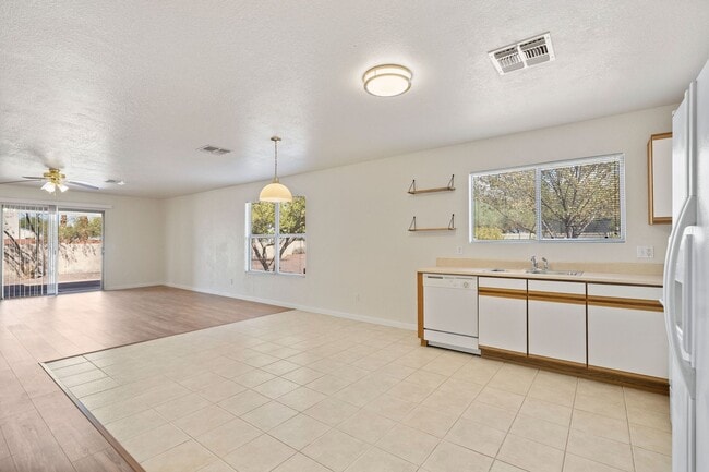 Building Photo - Move in ready home in Arizona Sunset!