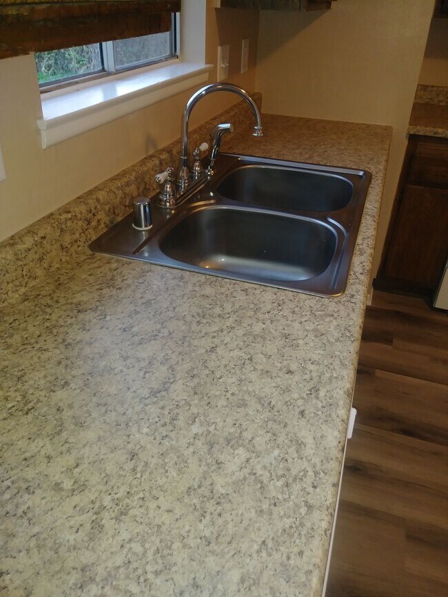 Building Photo - 798