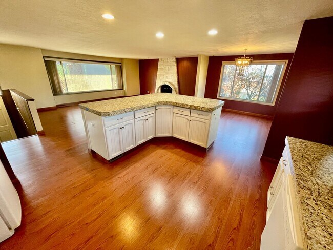 Building Photo - Sprawling 5bd/3bath Split-Level Home | Sto...