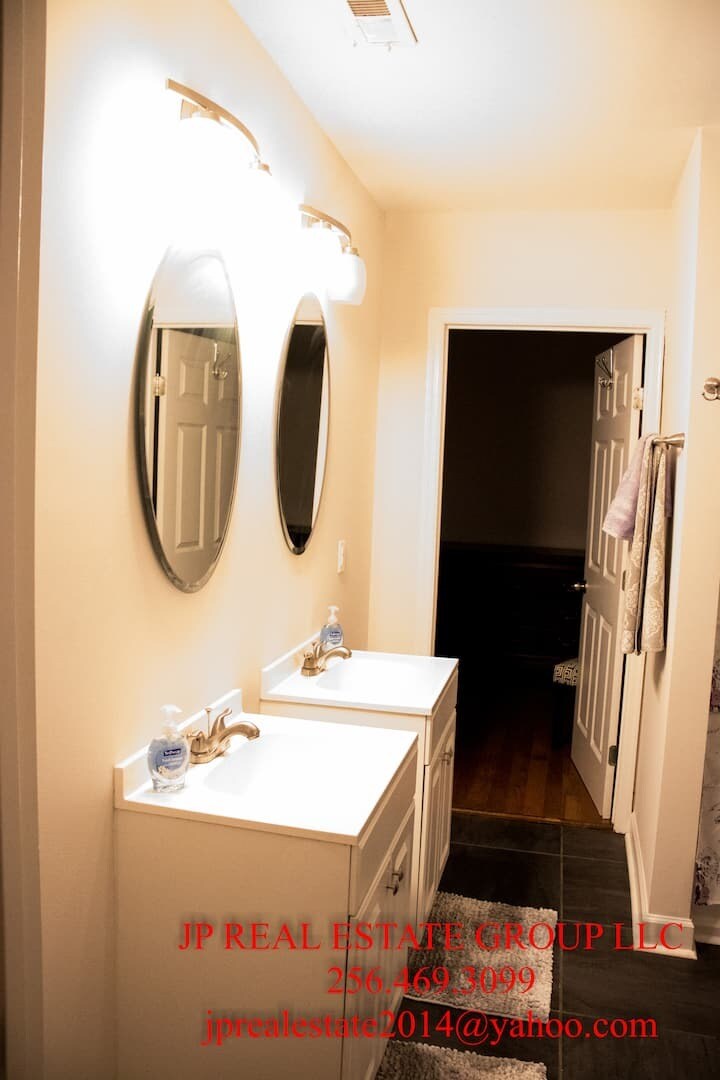 Building Photo - 714 4th Ave SE