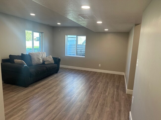 Building Photo - 6038 Bayshore Dr