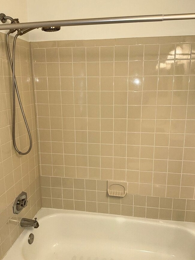 Building Photo - Very well maintained 2 bedroom 2 full 2 half upper floor condo with loft, located in the desired ...