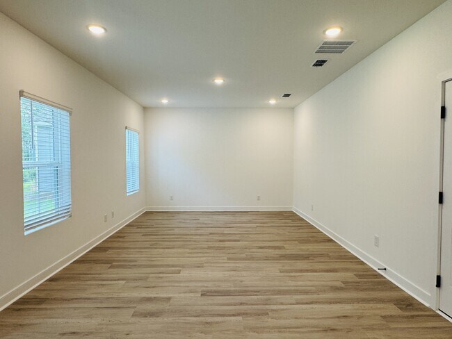 Building Photo - 148 Kingswood Ter