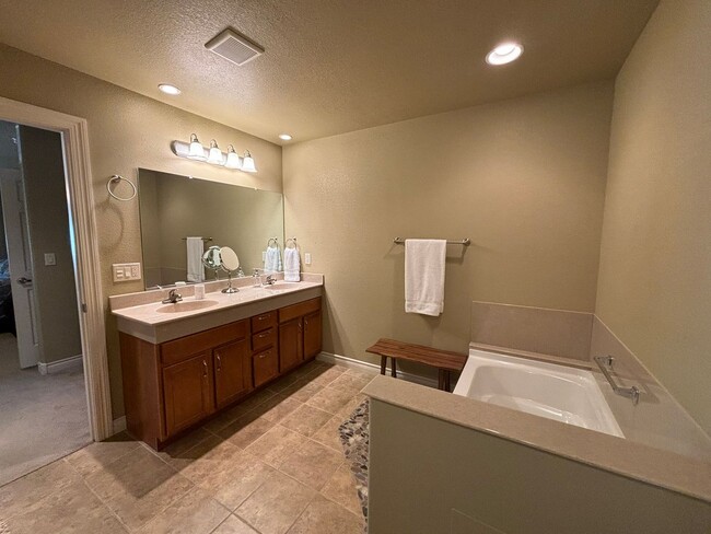 Building Photo - 3 BED | 3 BATH | TOWNHOME | DOUBLE GARAGE | WEST