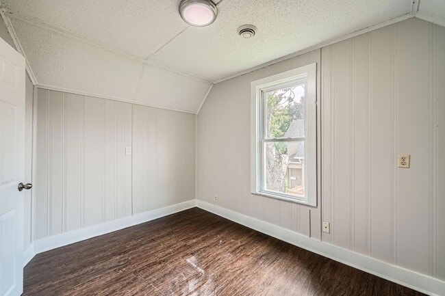 Building Photo - 911 Sims Ave