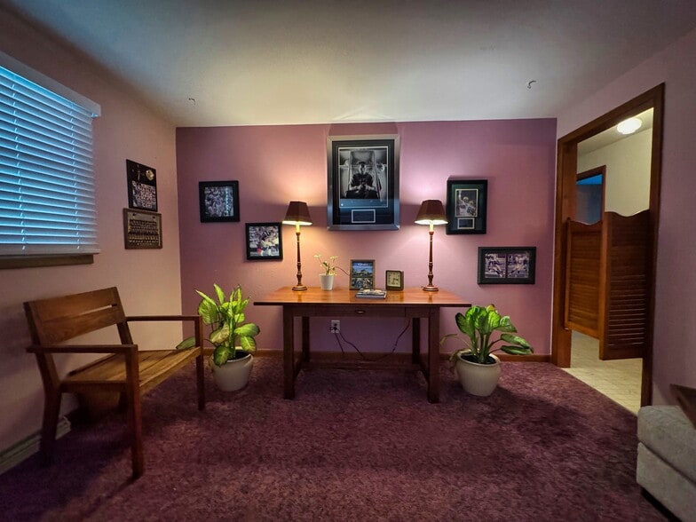 Den - 1736 Spence St