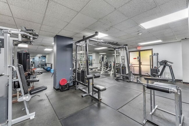 Building Photo - 2110 Harmon Cove Tower