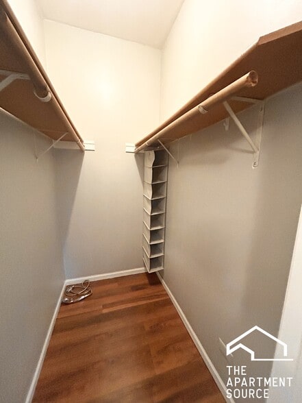 Building Photo - 842 N Wood St