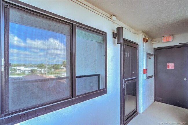 Building Photo - 10410 S Ocean Dr