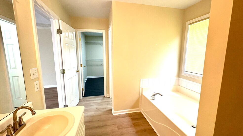 Building Photo - 2336 Pettit Dr