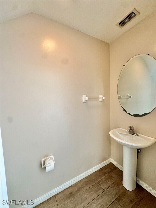 Building Photo - 912 Hampton Cir