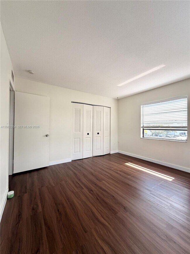Building Photo - 10431 N Kendall Dr
