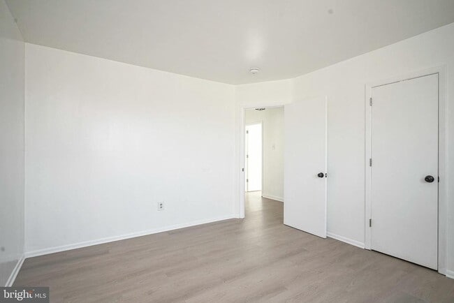 Building Photo - 220 College Dr