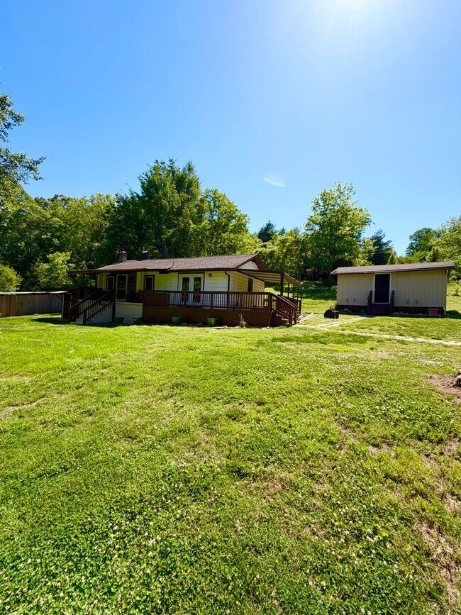 Building Photo - Adorable 2 bedroom farmhouse 10 minutes to Downtown Asheville