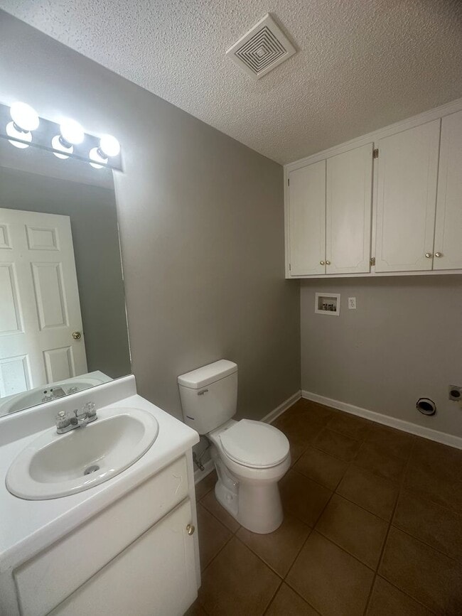 Building Photo - Dunwoody Townhomes!