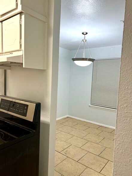 Building Photo - 2112 Tanglewood St