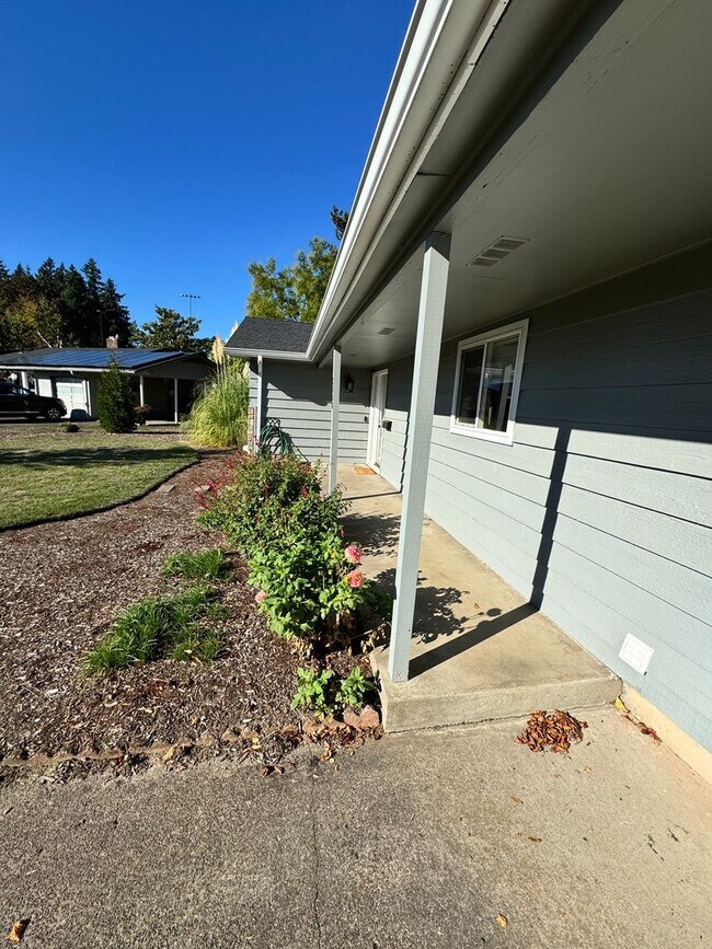 Building Photo - 3 Bedroom 1.5 baths! Walker & Cedar Hills ...