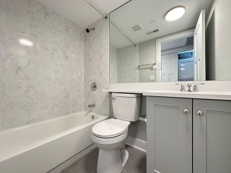 Building Photo - 1142 Oak Ave