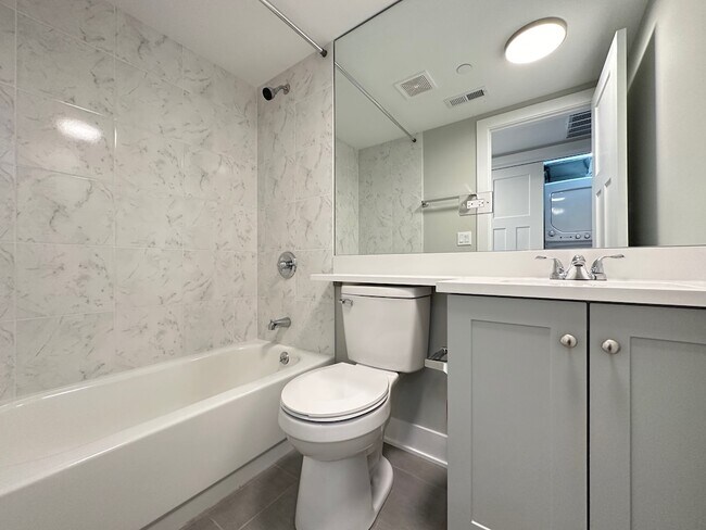 Building Photo - 1142 Oak Ave