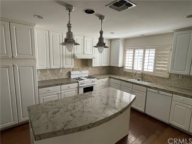 Building Photo - 1757 E Flora St