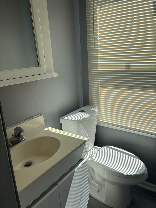 Building Photo - 2 bedroom and den