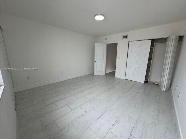 Building Photo - 946 W 37th Terrace