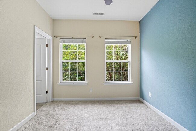 Building Photo - 230 Paradise Dr