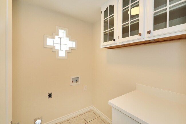 Building Photo - 220 Green Jay Ln