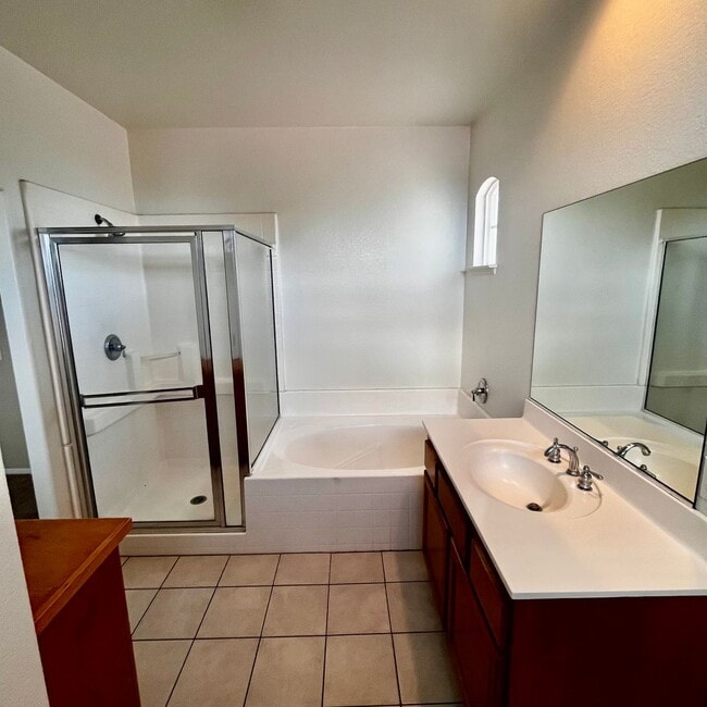 Building Photo - 5 BEDROOM VICTORVILLE HOME