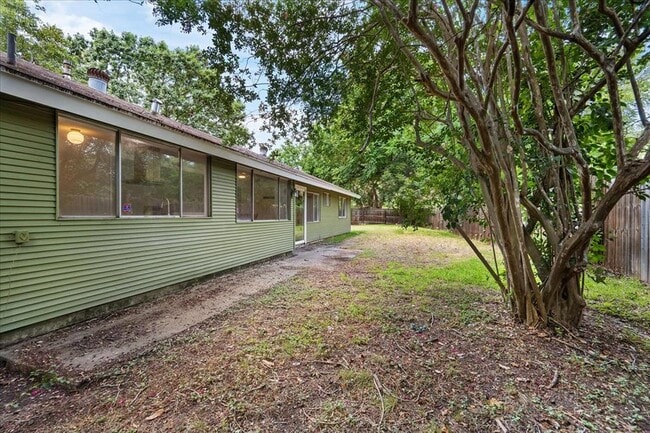 Building Photo - 7505 Shadywood Dr