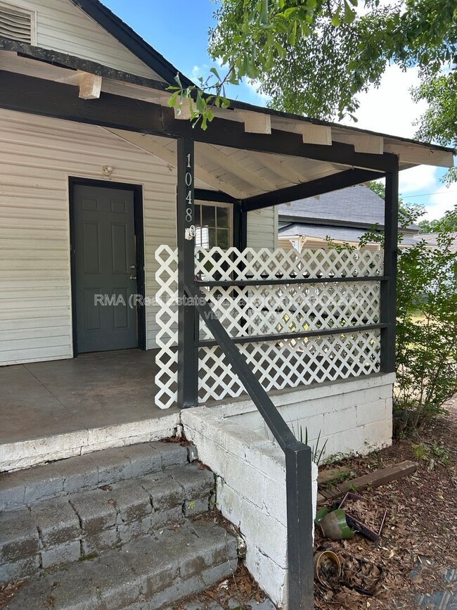 Building Photo - 1048 W College St Ext