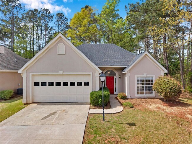 Building Photo - Country Club Living