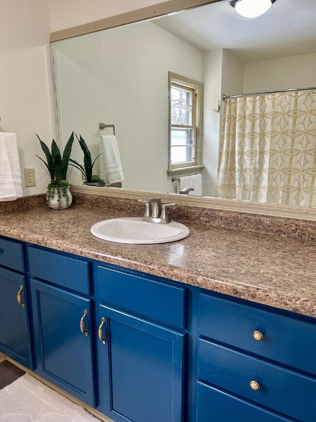 Building Photo - Experience life on Duluth's Skyline Parkway with breathtaking views of Lake Superior and the Dulu...