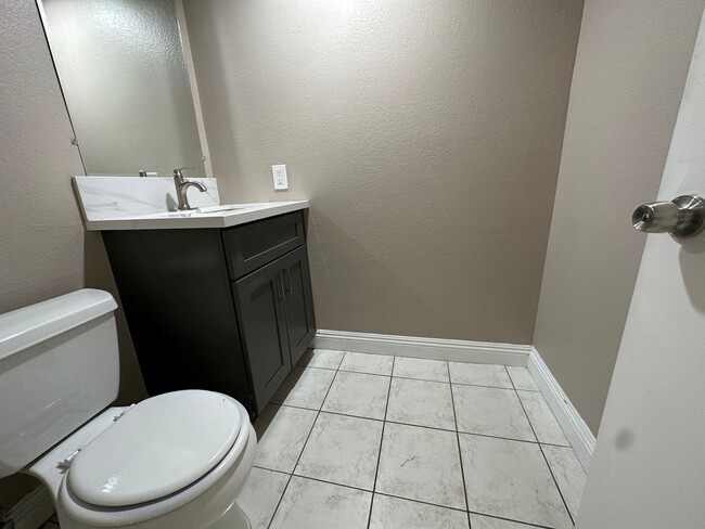 Building Photo - Charming Townhouse in South Coast Metro