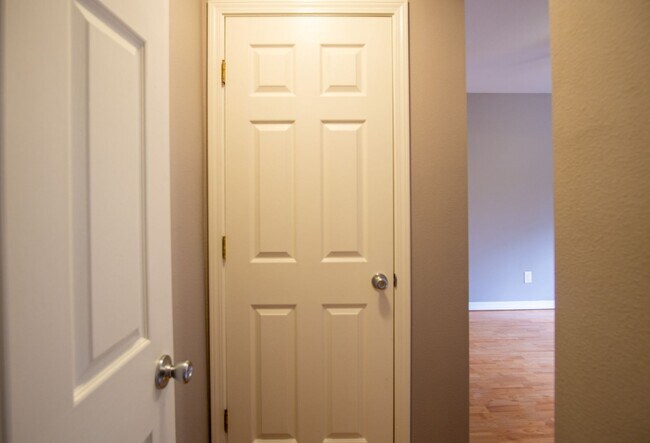 Building Photo - John's Landing 1 Bed Flat with D/W, W/D, Private Patio!!
