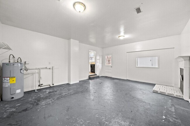 Building Photo - 3 Bedroom Pet Friendly Home For Rent!