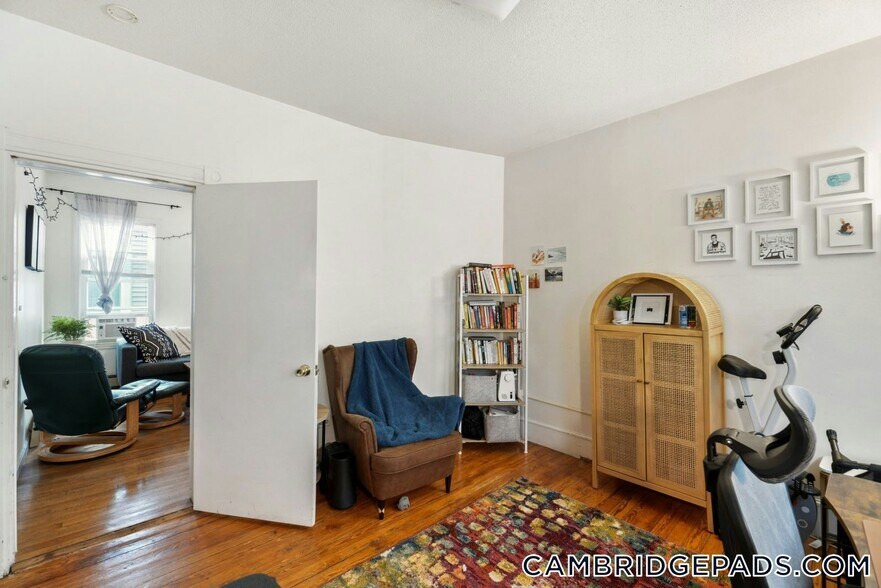 Building Photo - 10 Clary St