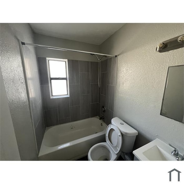 Building Photo - 1026 19th St S