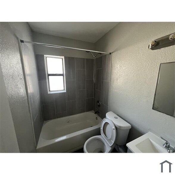 Building Photo - 1026 19th St S