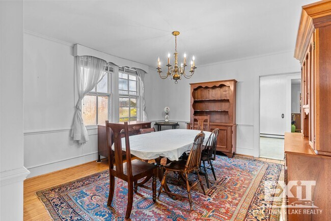 Building Photo - 3 Bedroom 2 Bathroom Home