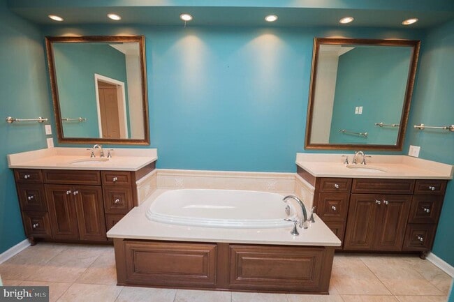 Building Photo - 5482 Royal Mile Blvd