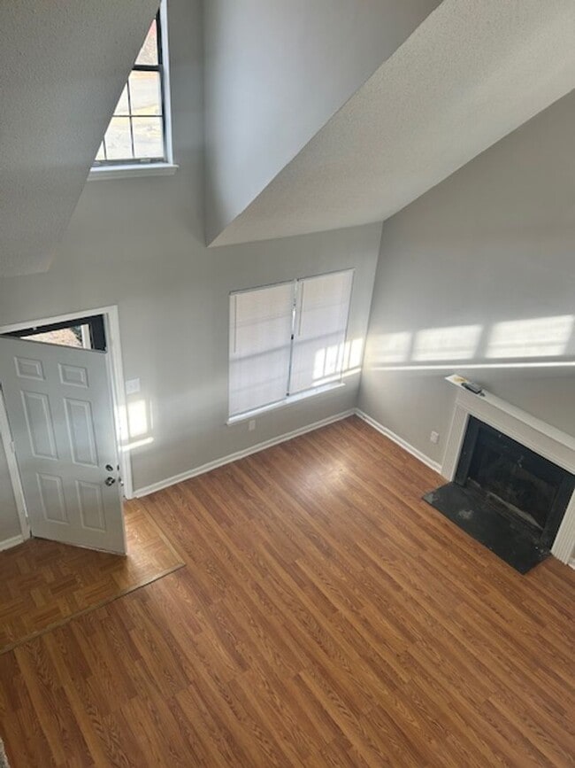 Building Photo - Available 3 bedroom/ 2 bathroom Home!