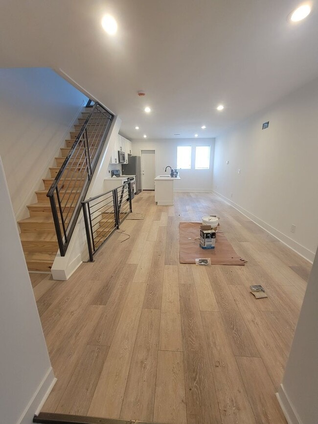 Building Photo - Fully beautiful rehab 4 bed 2.5 bath secti...