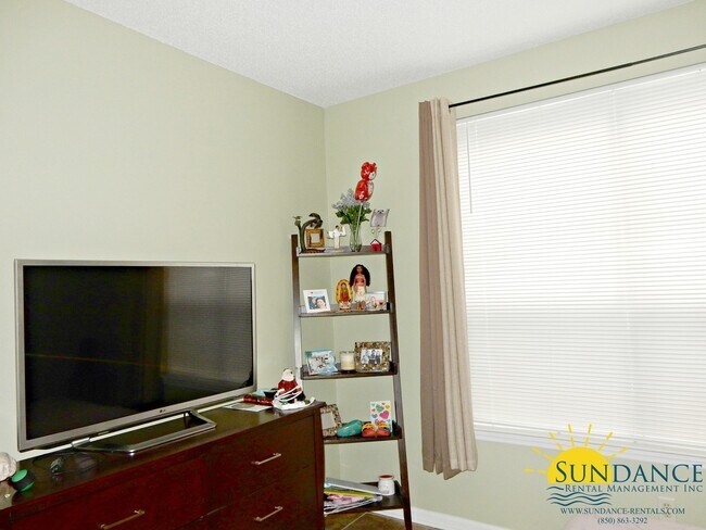 Building Photo - Quaint 2 Bedroom Condo in Miramar Beach!