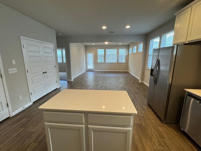 Building Photo - 209 Pitchfork Dr