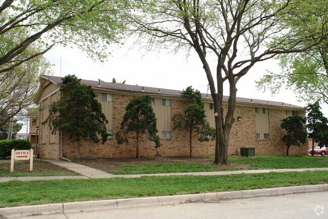 Building Photo - The Lodge East